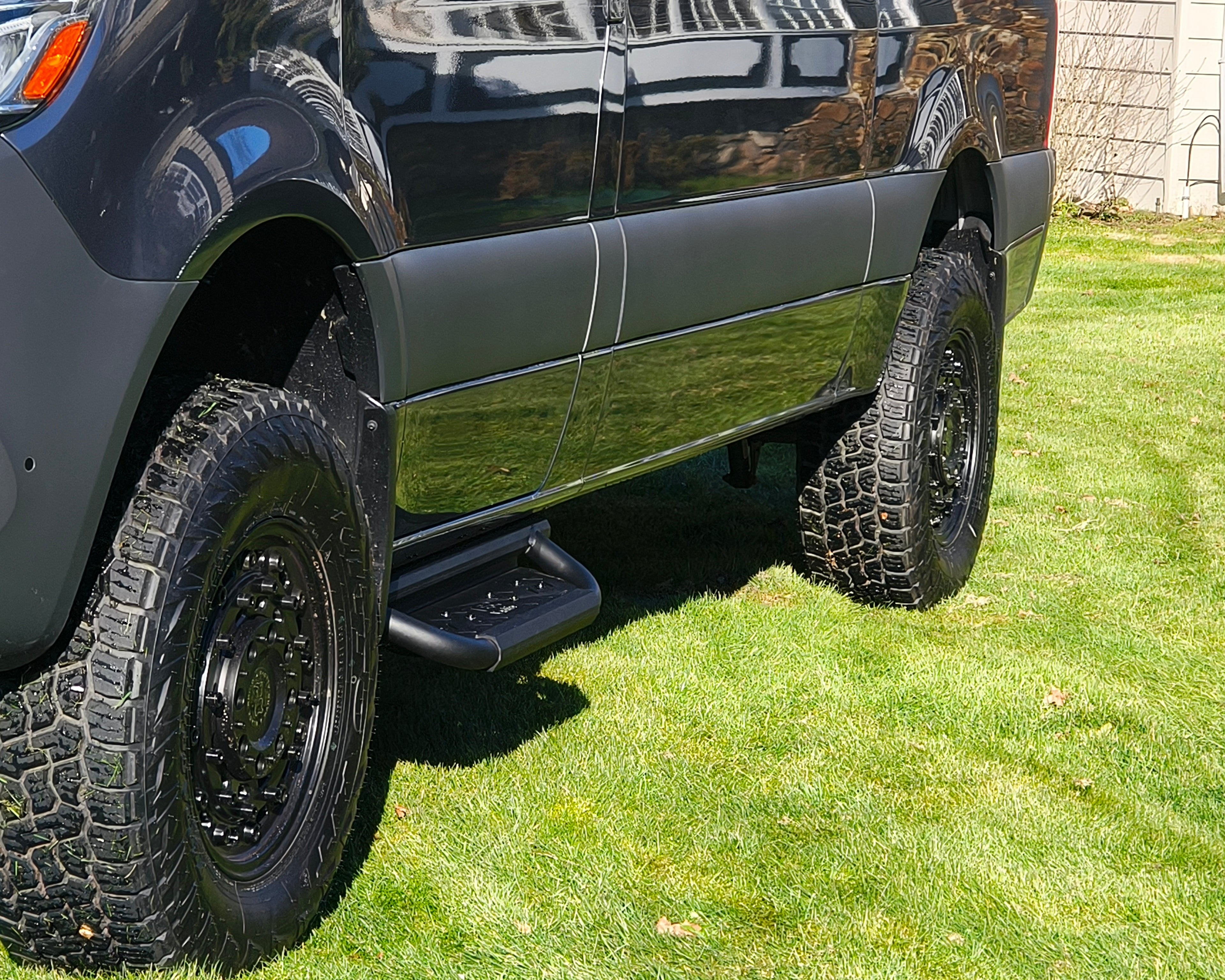 Sprinter anti-slip modular drop-down running boards