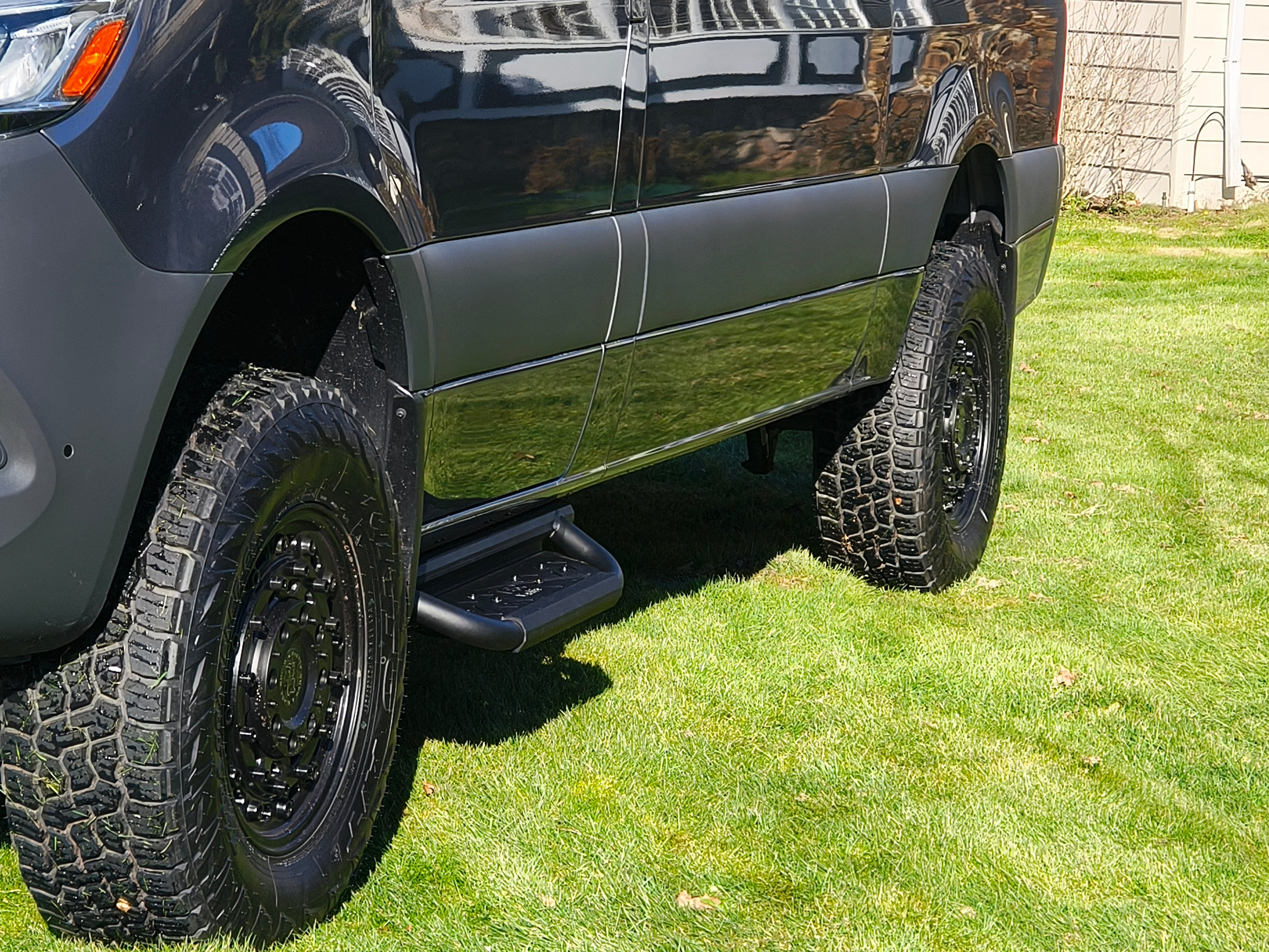 Sprinter anti-slip modular drop-down running boards