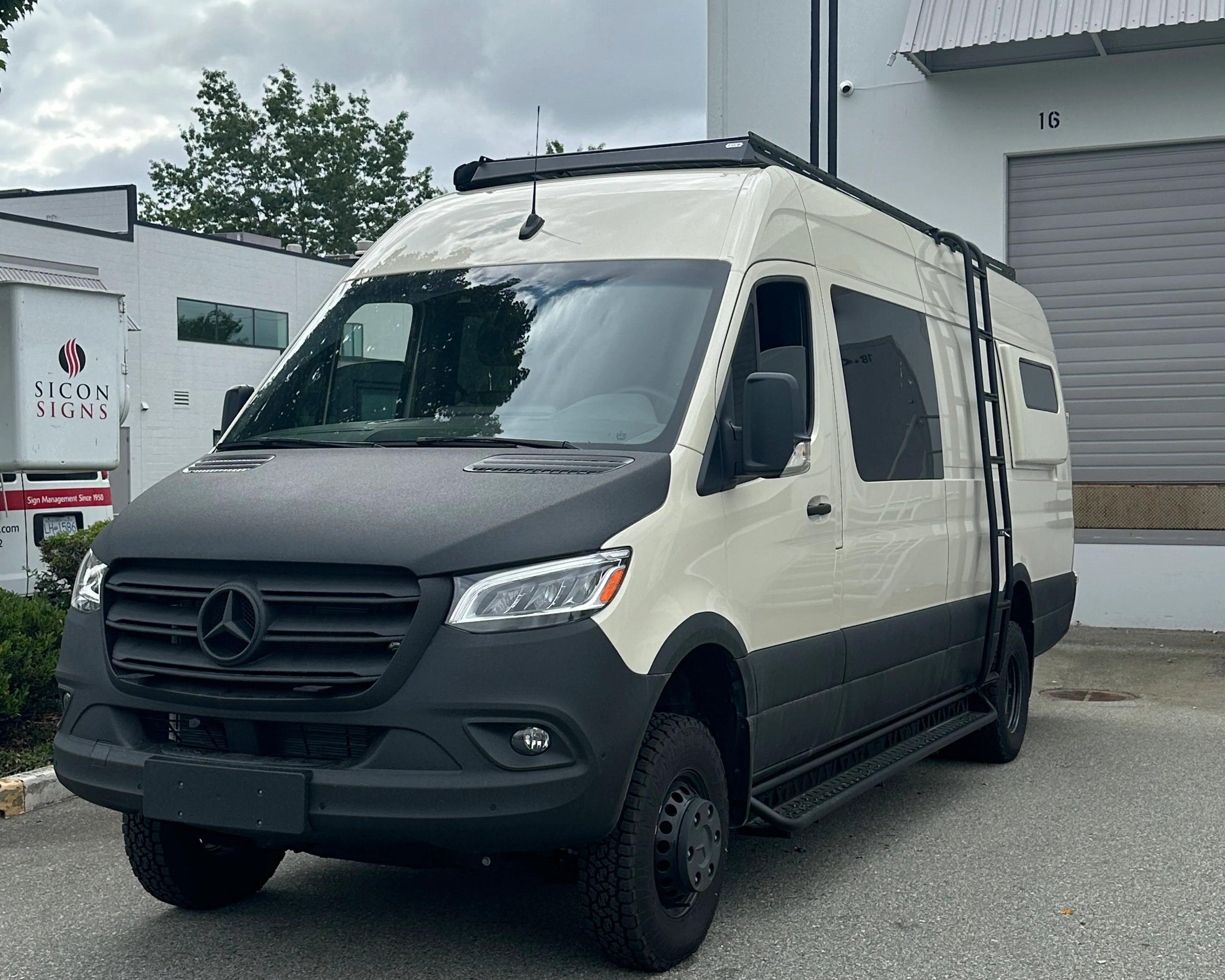 Sprinter with Side Ladder