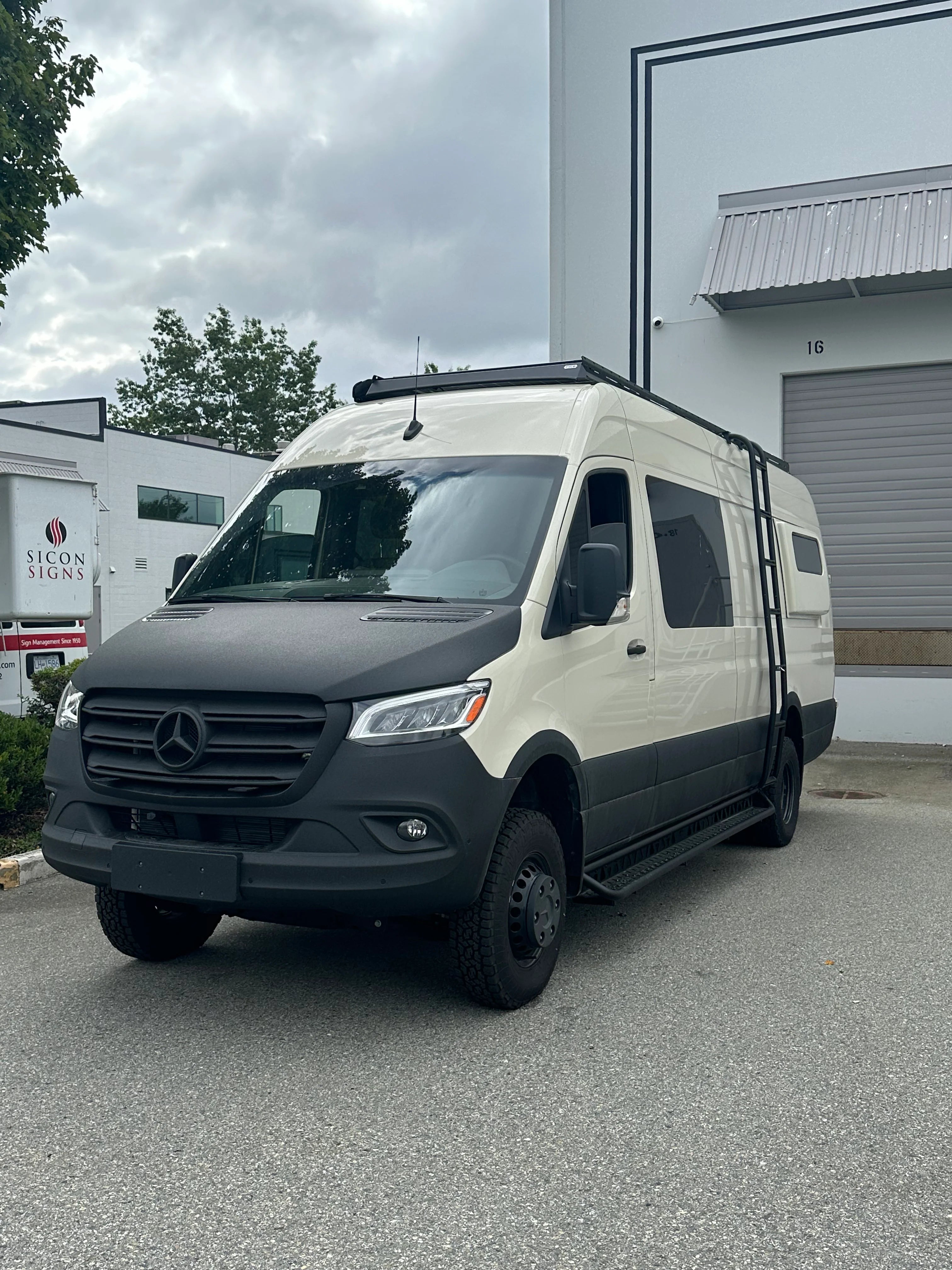 Sprinter with Side Ladder