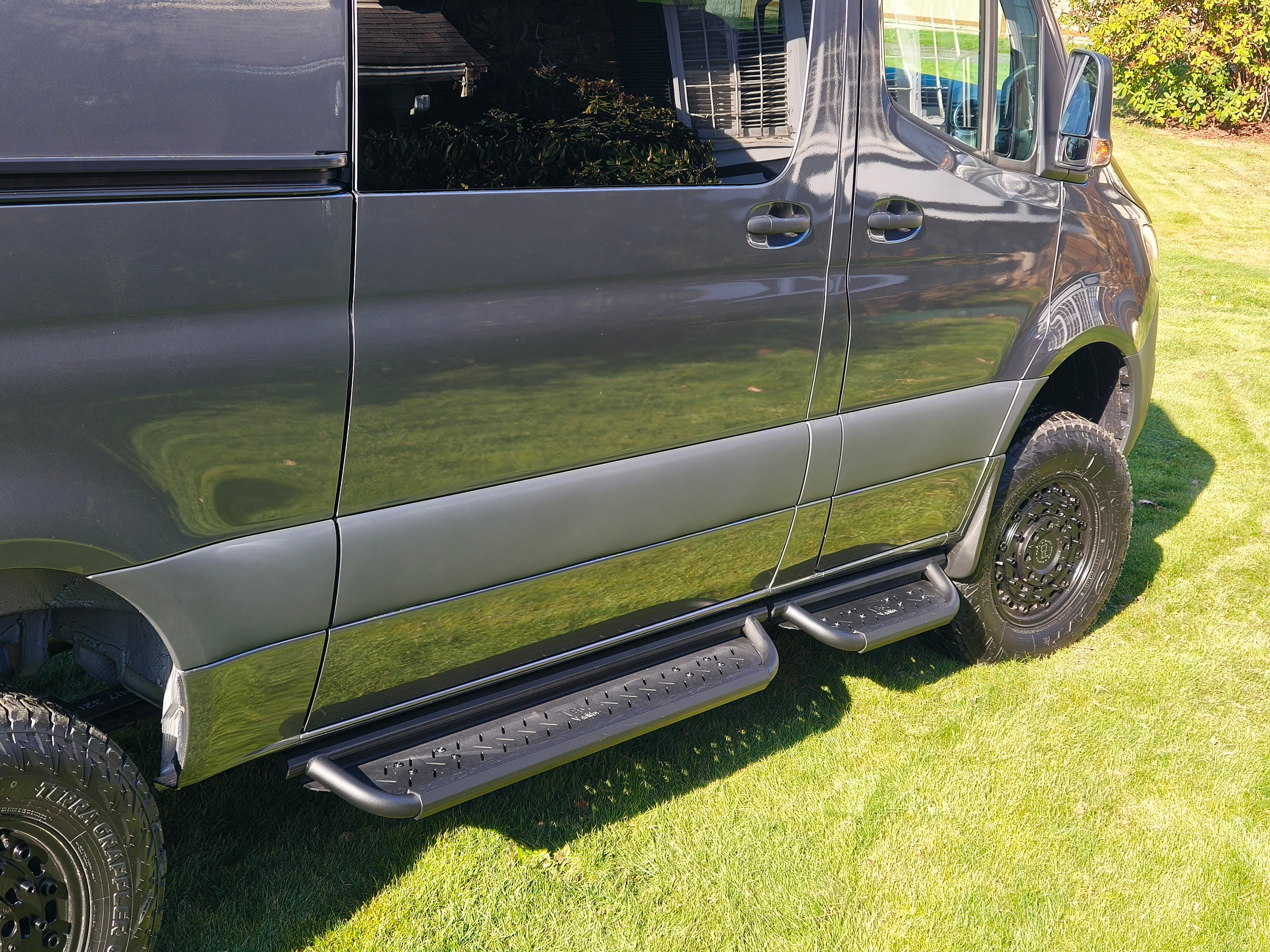 Sprinter anti-slip modular drop-down running boards